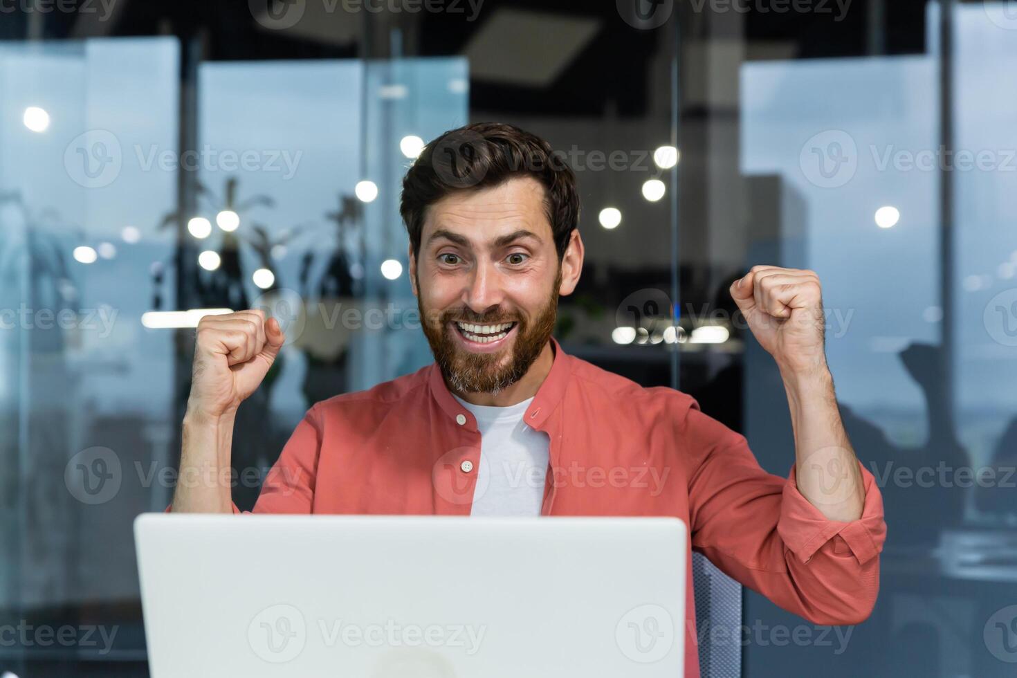 schließen oben von erfolgreich Geschäftsmann, Mann feiern Sieg und erfolgreich Triumph, suchen beim Laptop Bildschirm lesen gut Nachrichten und glücklich halten Hände hoch, Gewinner Geste foto