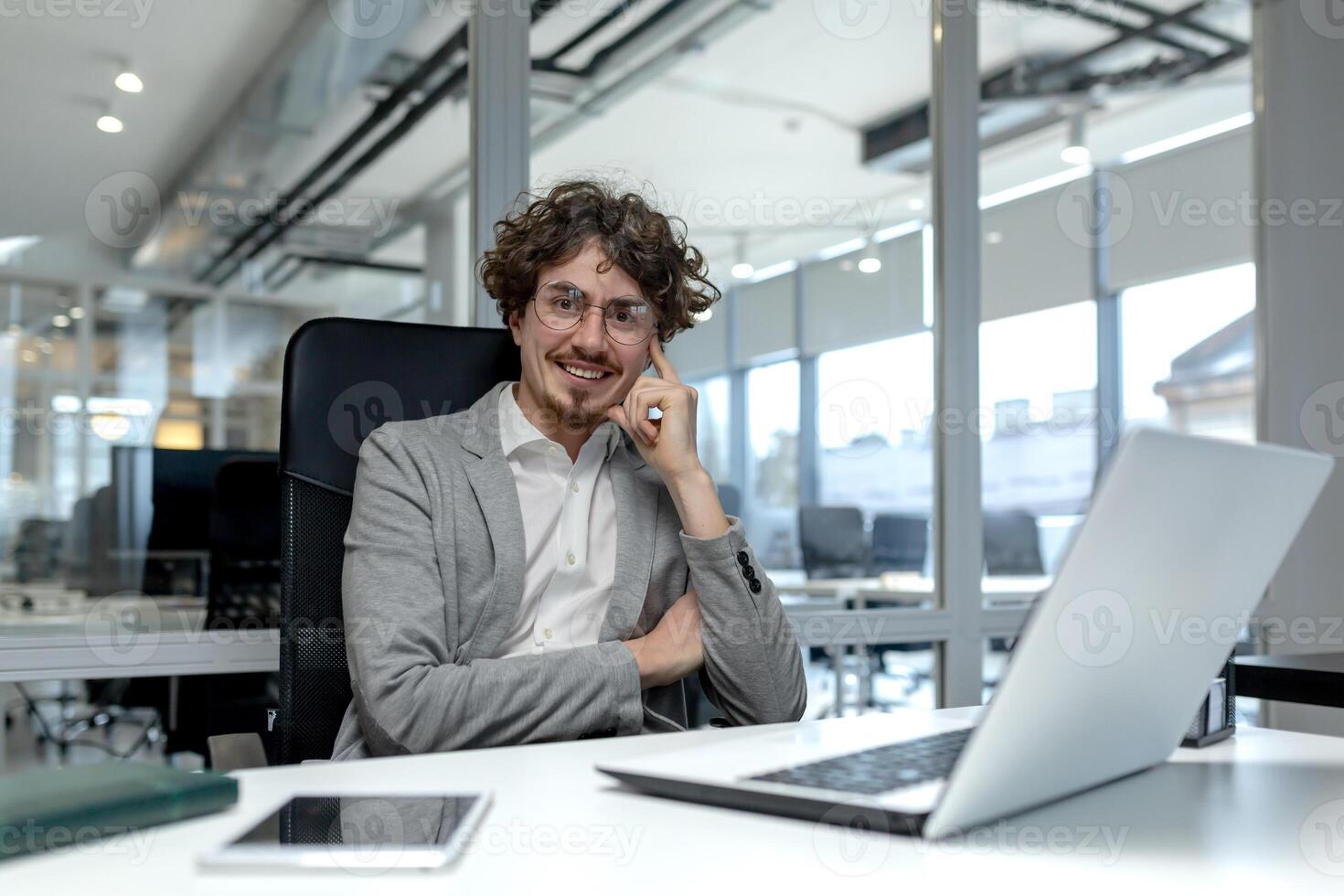 Erwachsene männlich Büro Arbeiter Anzeigen Professionalität und Erfahrung beim seine Schreibtisch, ausstrahlen Zufriedenheit und Motivation im das korporativ Umfeld. foto