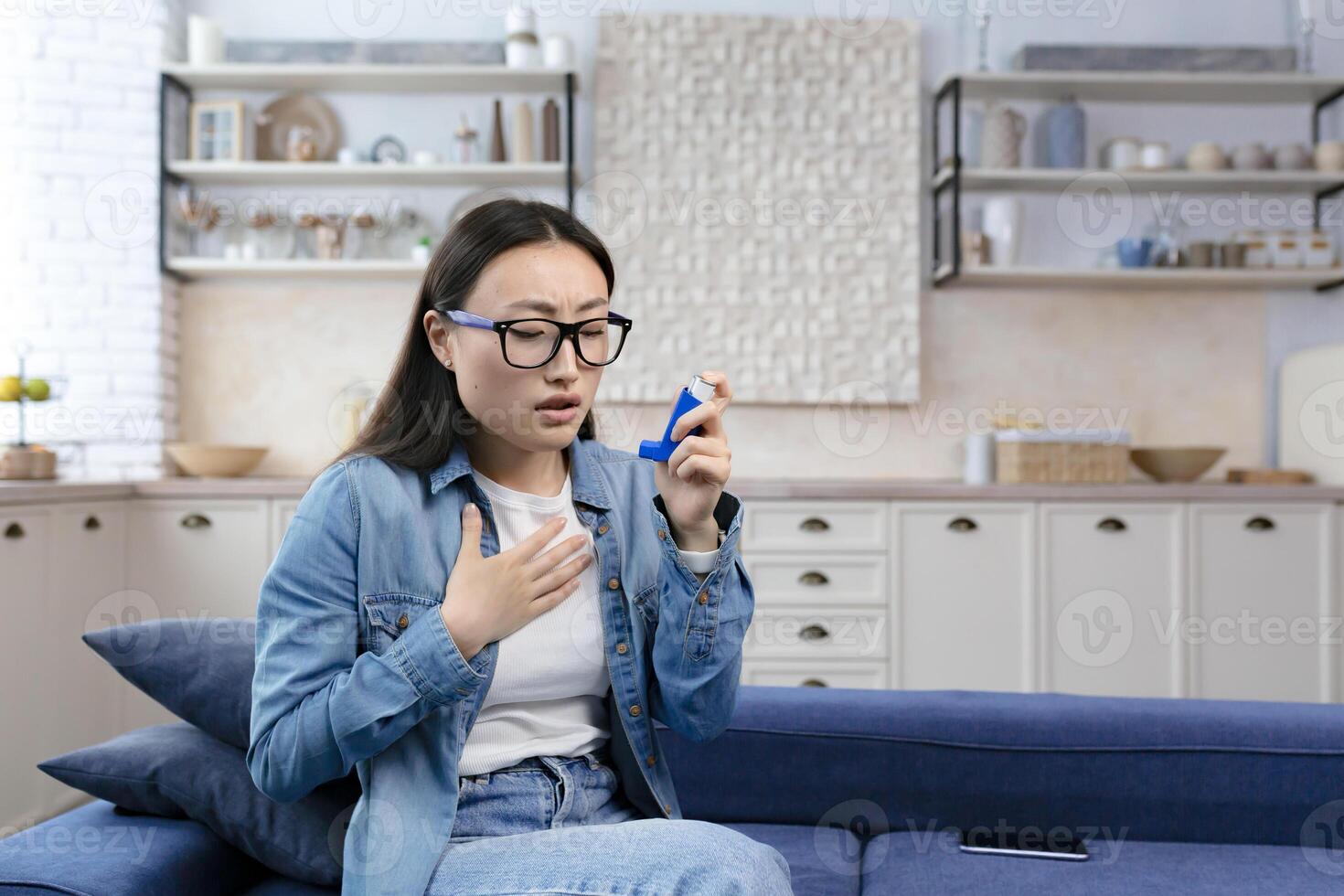 jung schön Frau krank beim heim, haben Asthma und Schwierigkeit Atmung foto