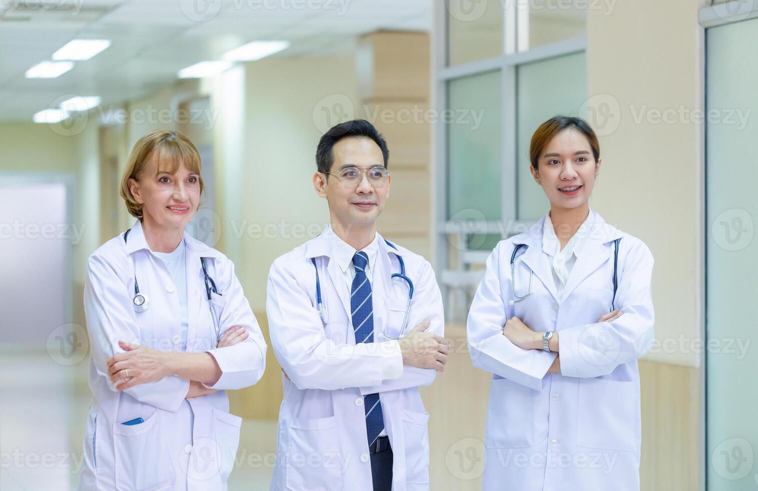 Ärzteteam diskutiert auf dem Korridor im Krankenhaus, Team von Ärzten gemischter Rassen, Gruppe multiethnischer Mediziner, Männer und Frauen, die sich unterhalten und diskutieren foto