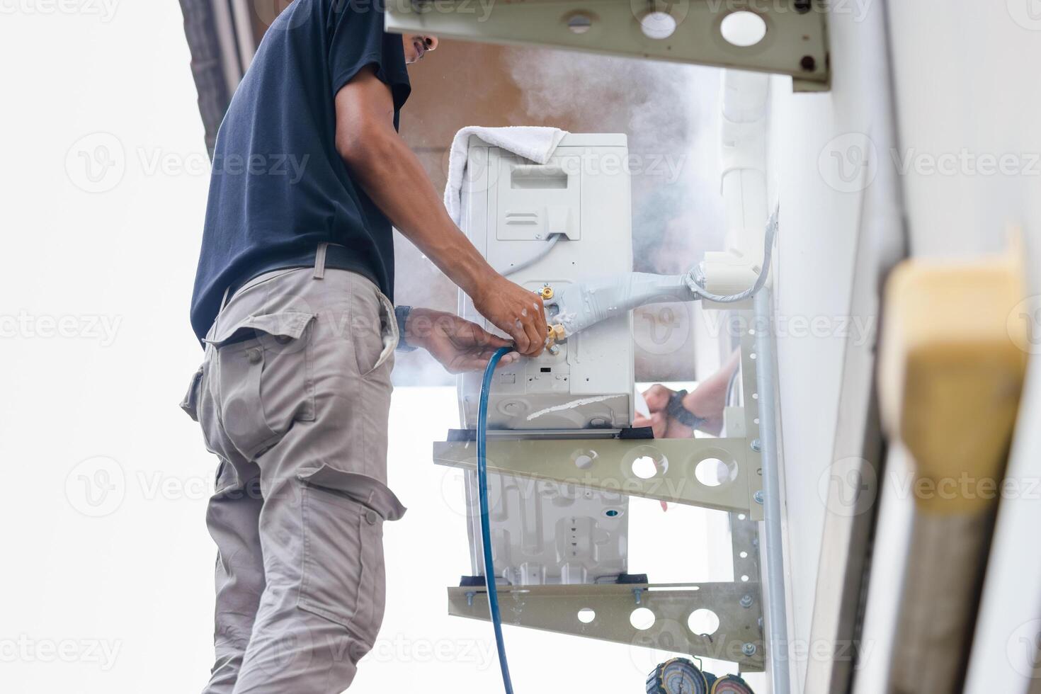 Techniker Mannschaft überprüft Leckage Luft Konditionierung System, Handwerker Dienstleistungen zu Installieren Neu Luft Conditioner foto