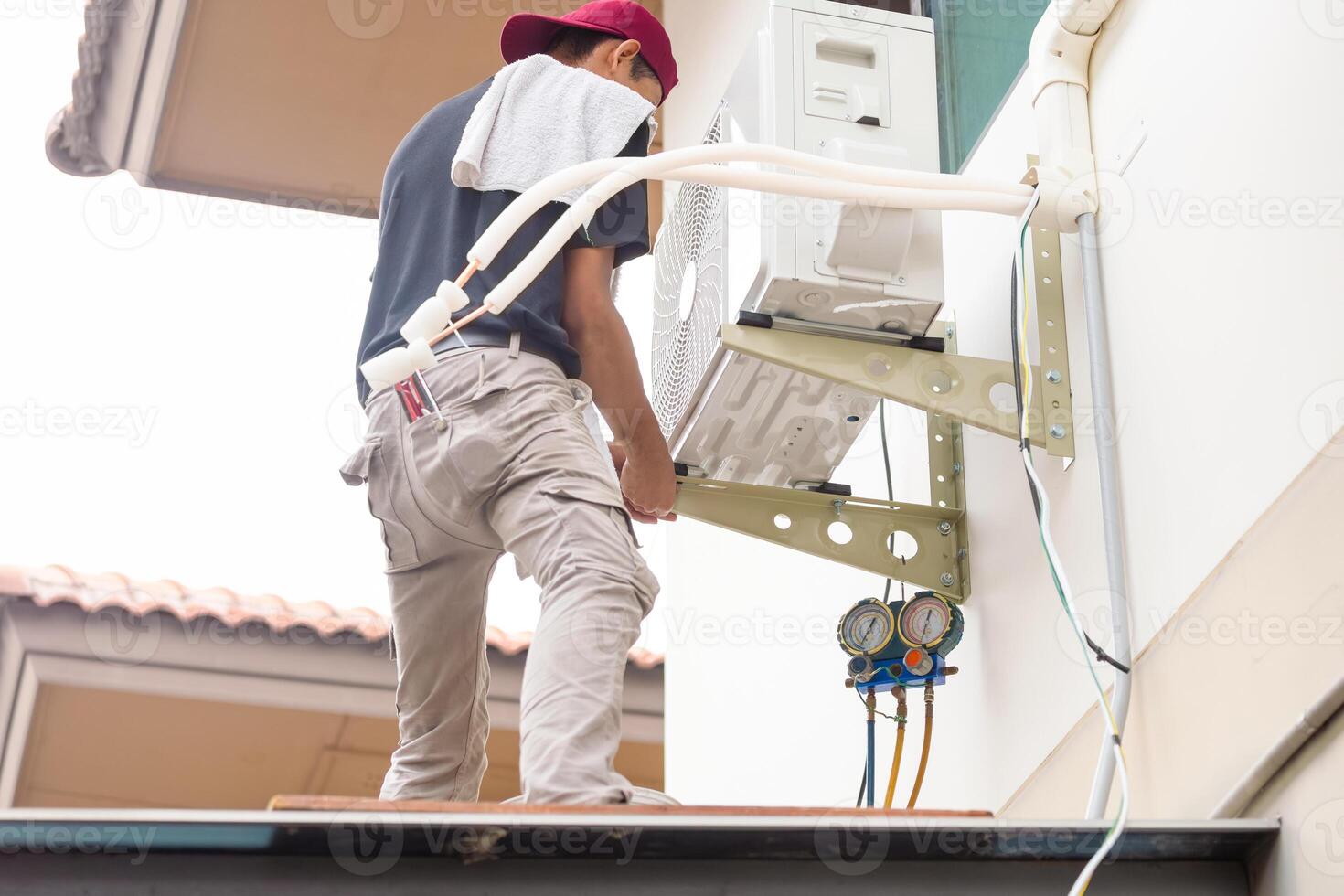 Techniker Mann Installieren Neu Luft Conditioner, Handwerker Bedienung zum Reparatur und Instandhaltung von Luft Conditioner foto