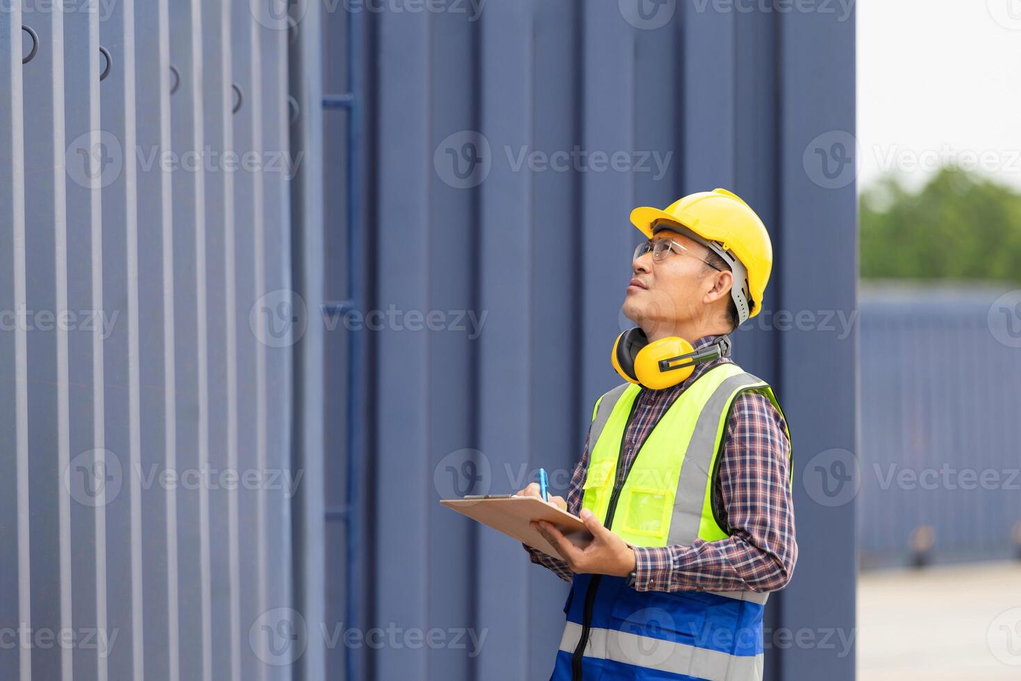 Ingenieur Mann mit Zwischenablage Checkliste, industriell Arbeiter im Industrie Behälter Ladung foto