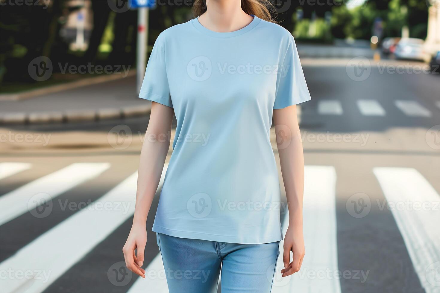 weiblich Modell- tragen ein Pulver Blau Rundhalsausschnitt leer Attrappe, Lehrmodell, Simulation T-Shirt mit kurz Ärmel im das Mitte von das Fußgänger Kreuzung foto