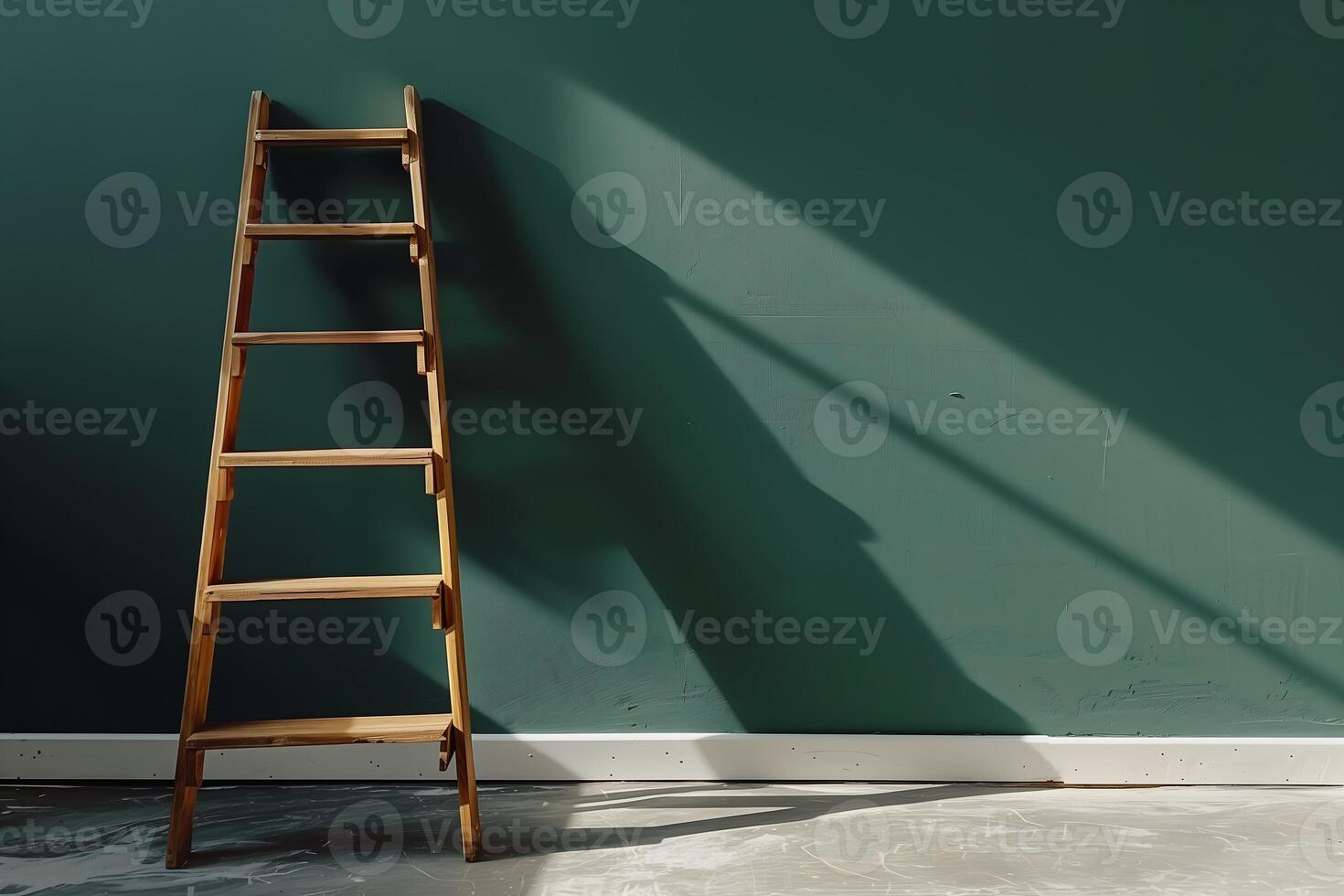 ein Leiter gelehnt gegen ein Mauer mit ein Pastell- dunkel Grün Farbe mit Kopieren Raum foto