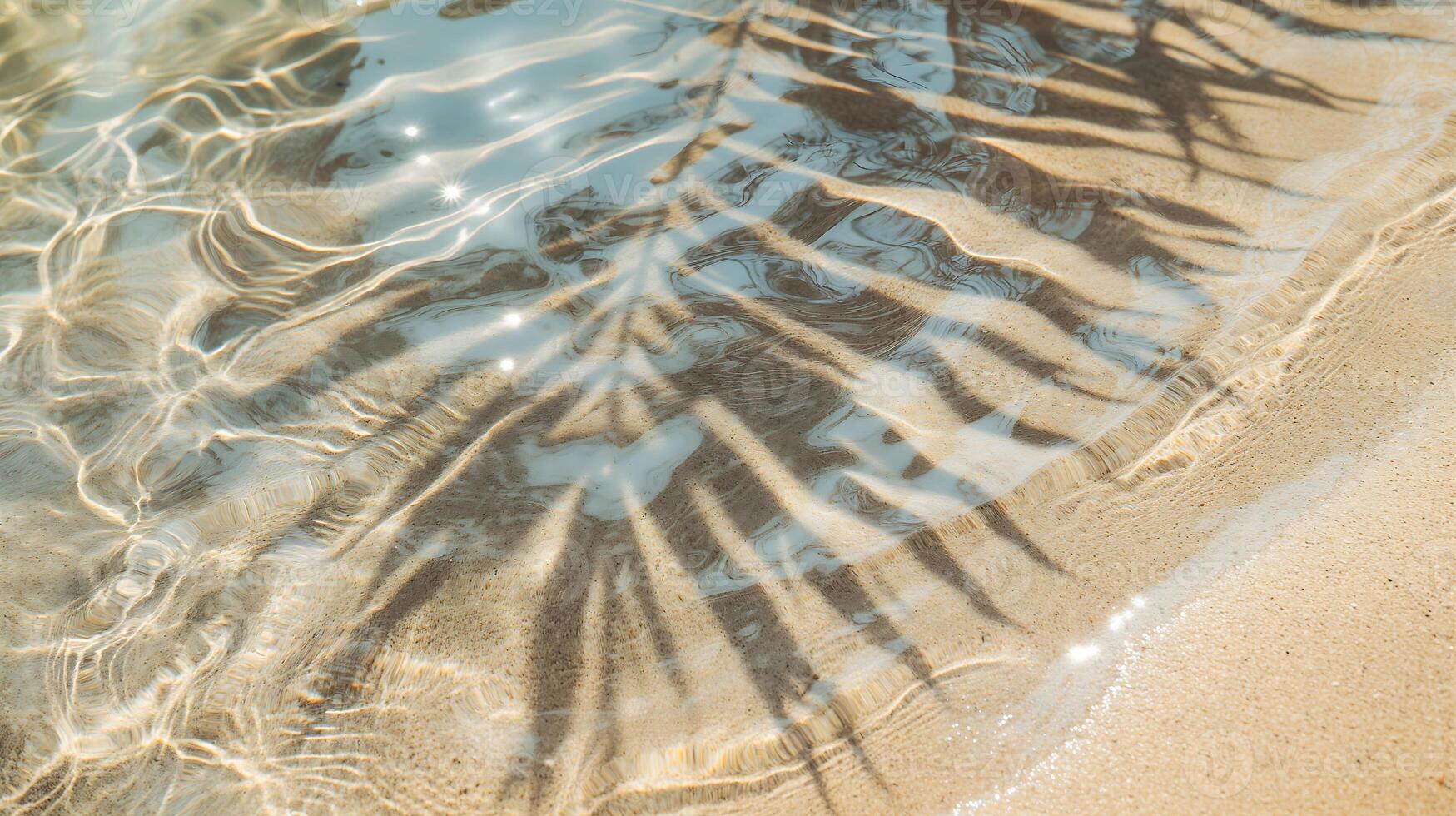 abstrakt Hintergrund von Schatten Palme Blätter auf das Strand mit klar Wasser foto