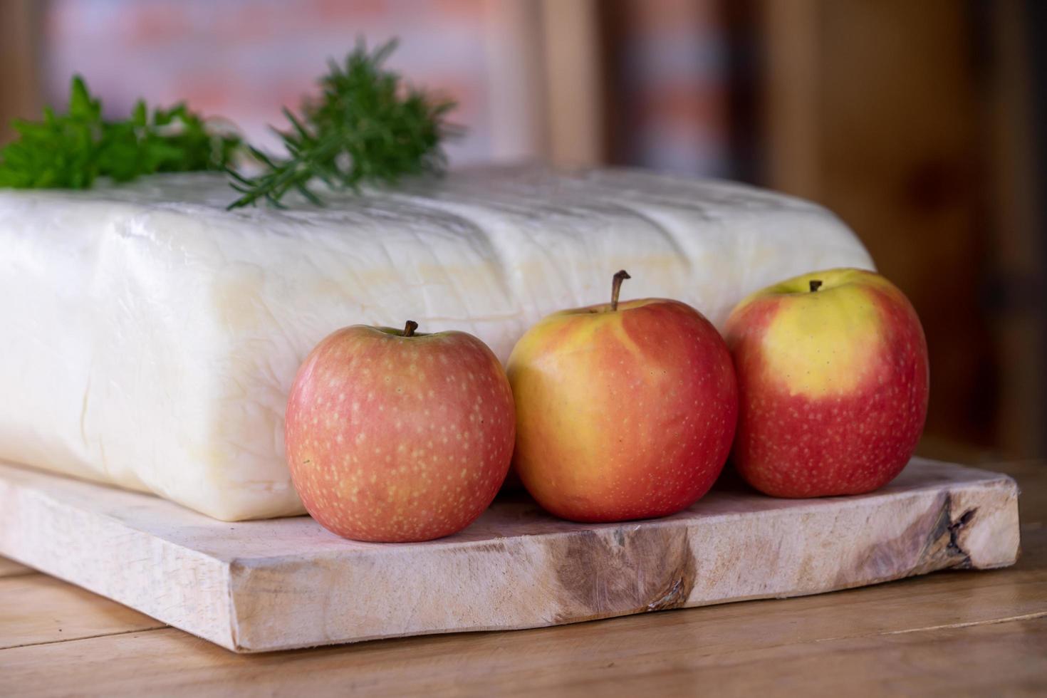 ein großer Frischkäse mit Kräutern und Äpfeln foto