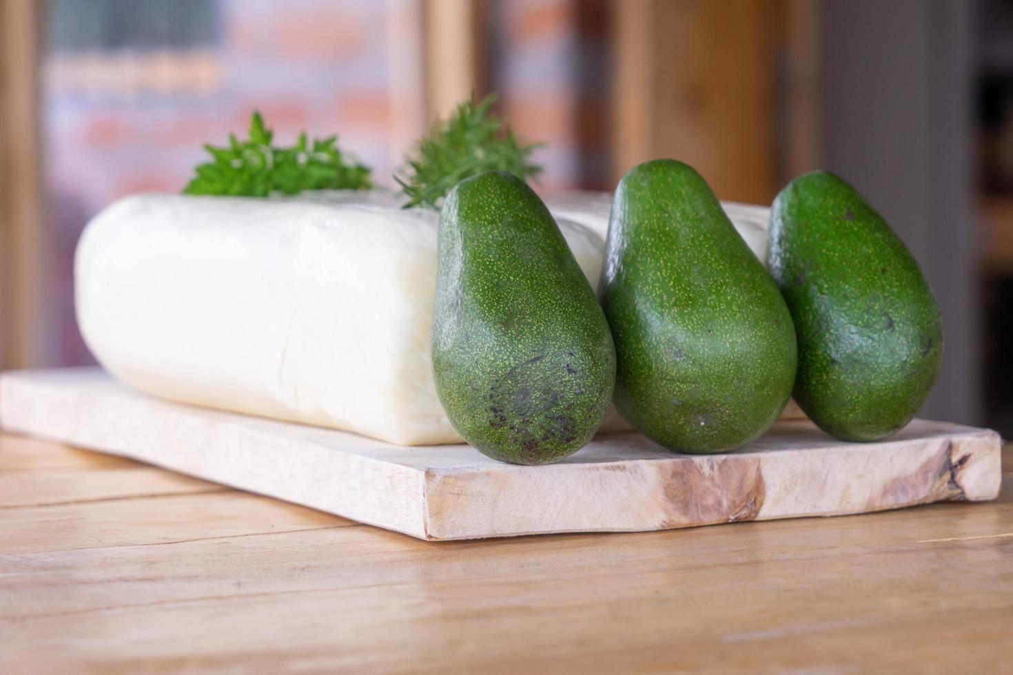 großer Frischkäse mit Avocados foto