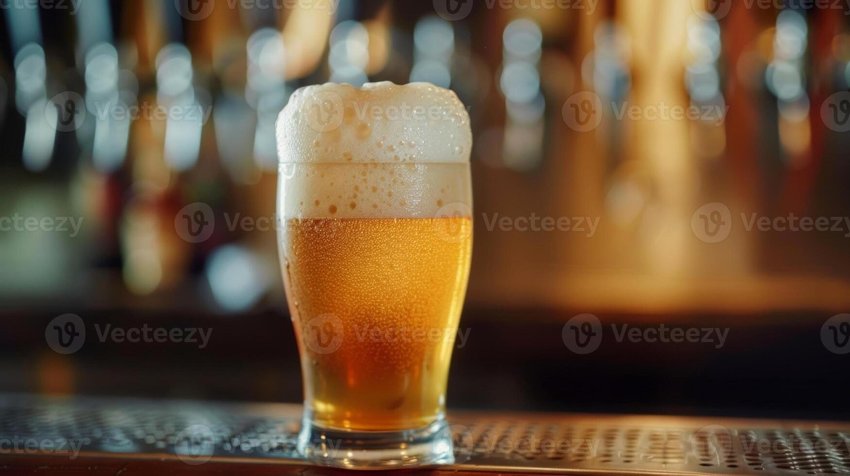 ein Glas von schaumig Bier gerade gegossen von das Zapfhahn bereit zum Probenahme foto