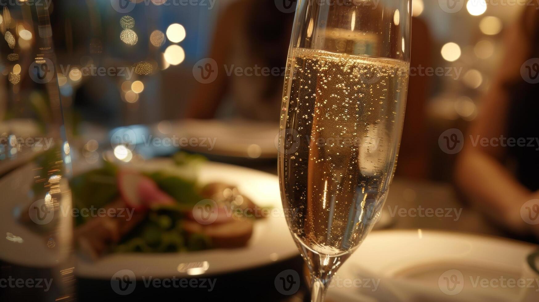 Gäste sind begrüßt mit ein Glas von funkelnd Champagner Hinzufügen ein berühren von Eleganz und Feier zu das Essen Erfahrung foto