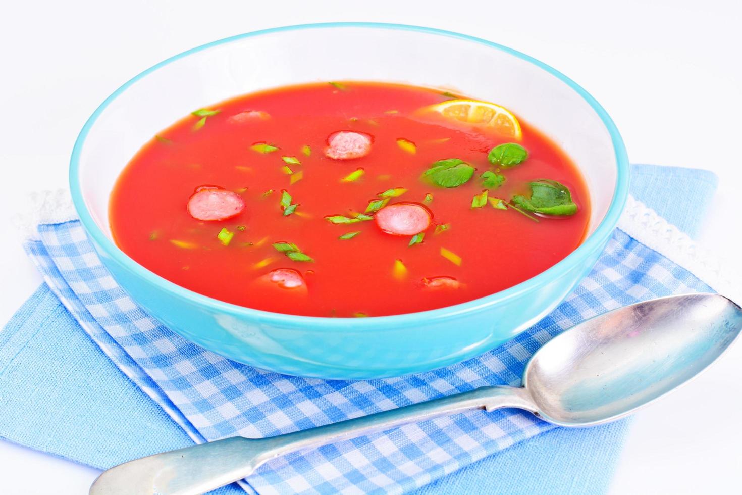 Tomatensuppe im Teller. nationale italienische küche foto