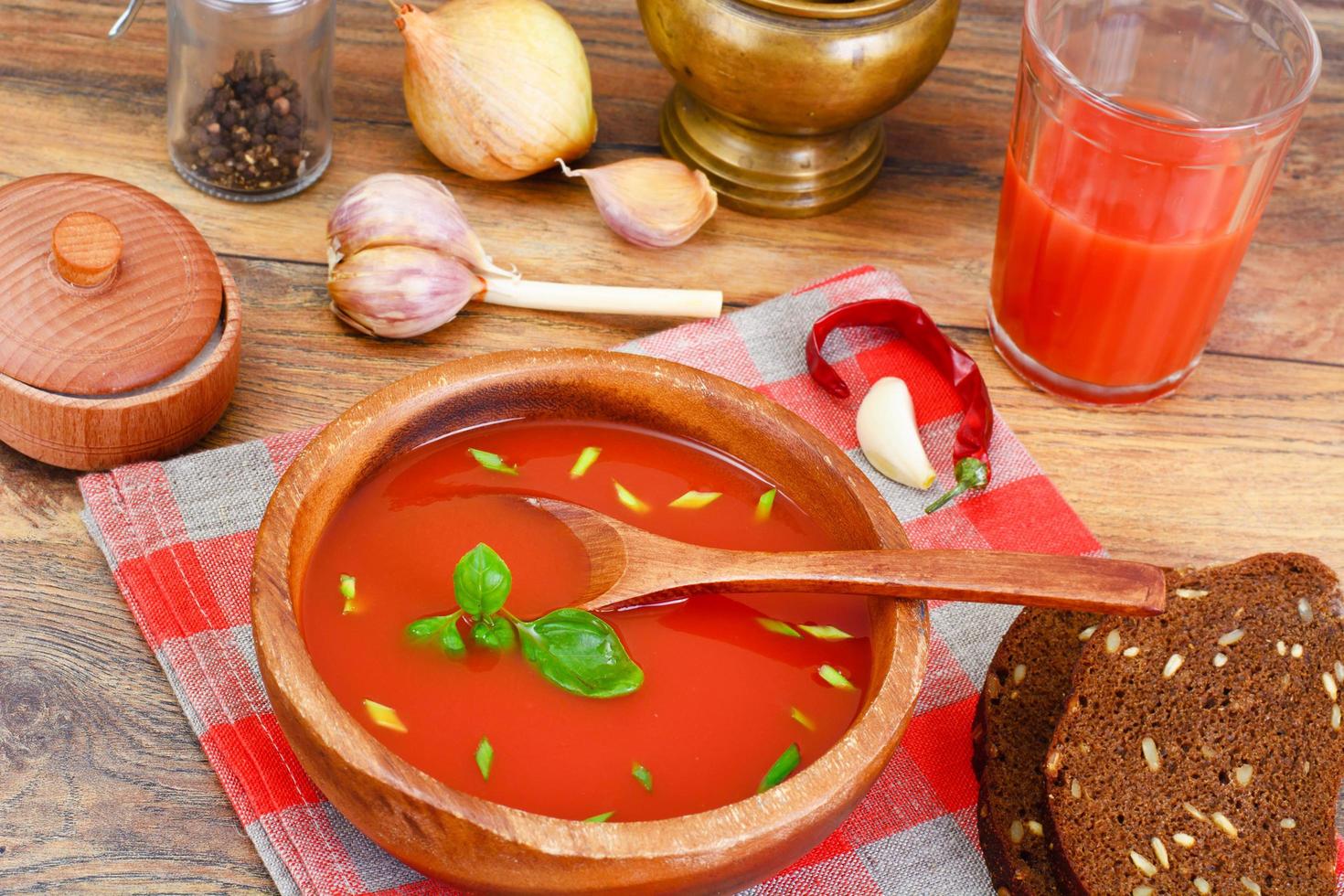 Tomatensuppe im Teller. nationale italienische küche foto