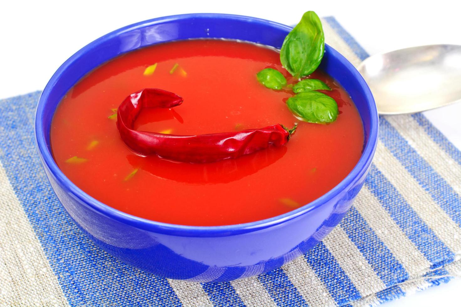 Tomatensuppe im Teller. nationale italienische küche foto