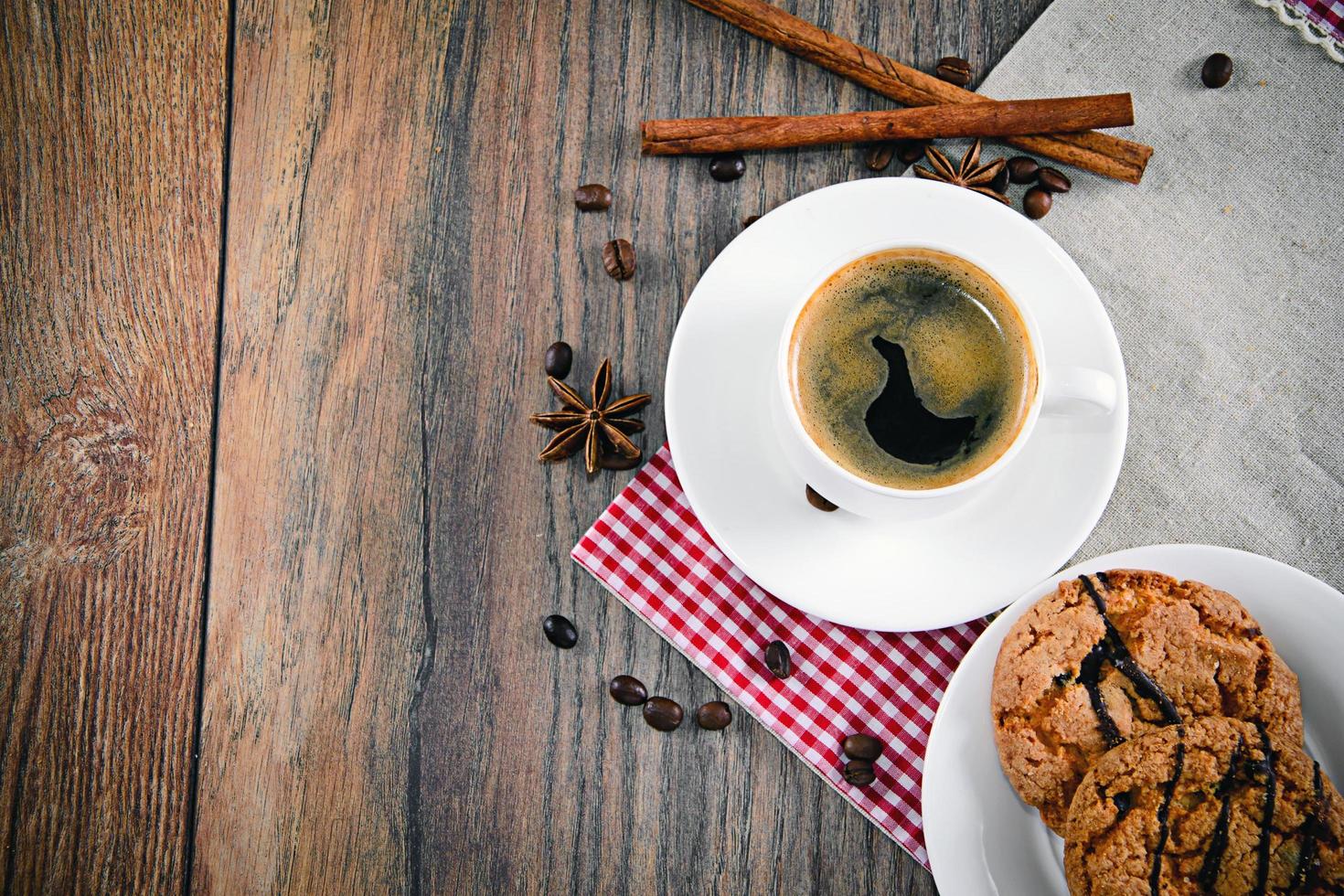 Kaffee mit Bäckerei auf holzigem Retro-Hintergrund foto