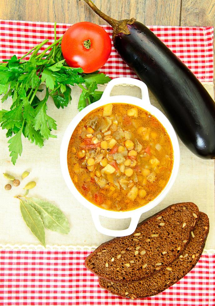 Linsensuppe mit Auberginen, Tomaten und Zwiebeln foto