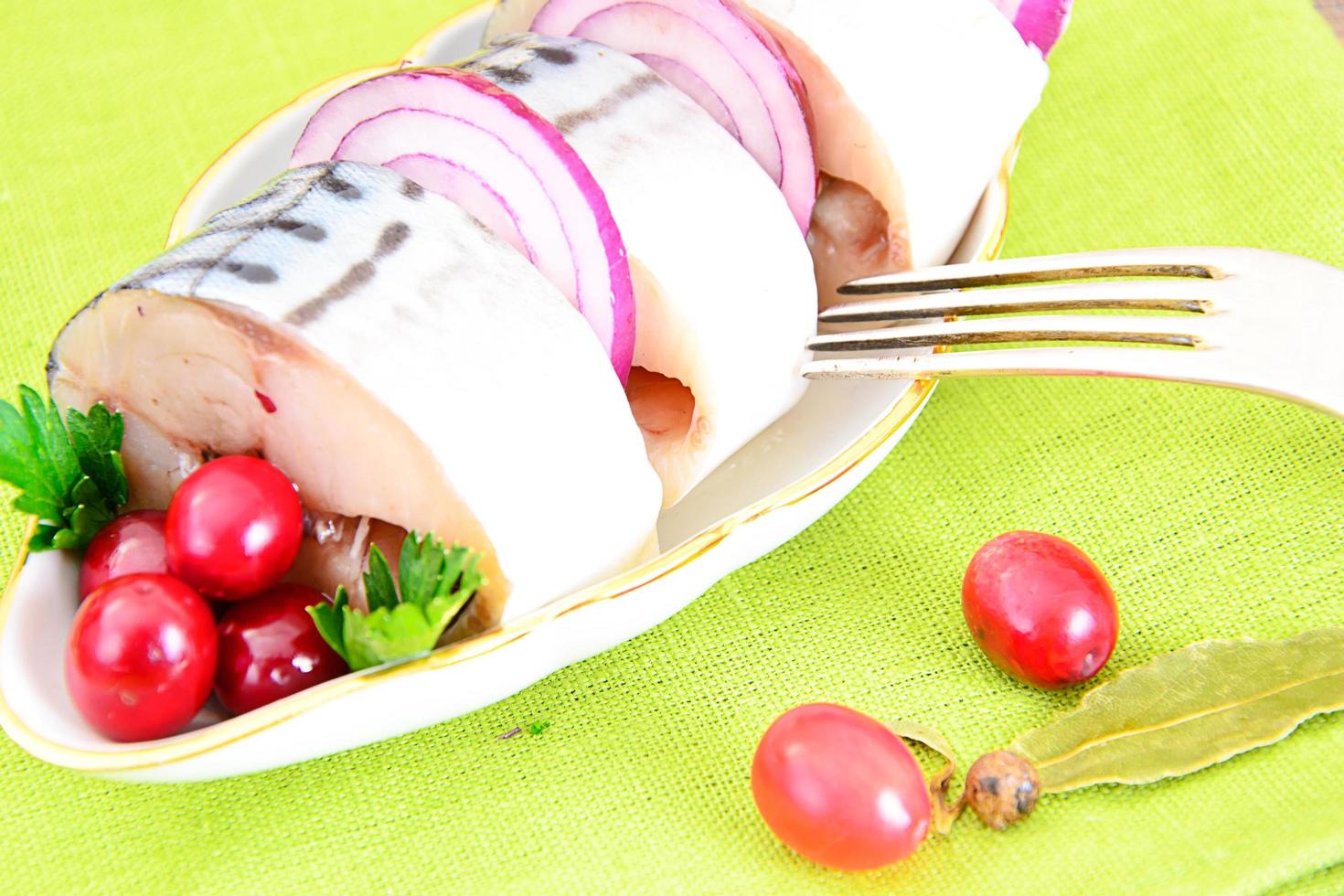 salzmarinierte Makrele mit Preiselbeeren und Gewürzen foto