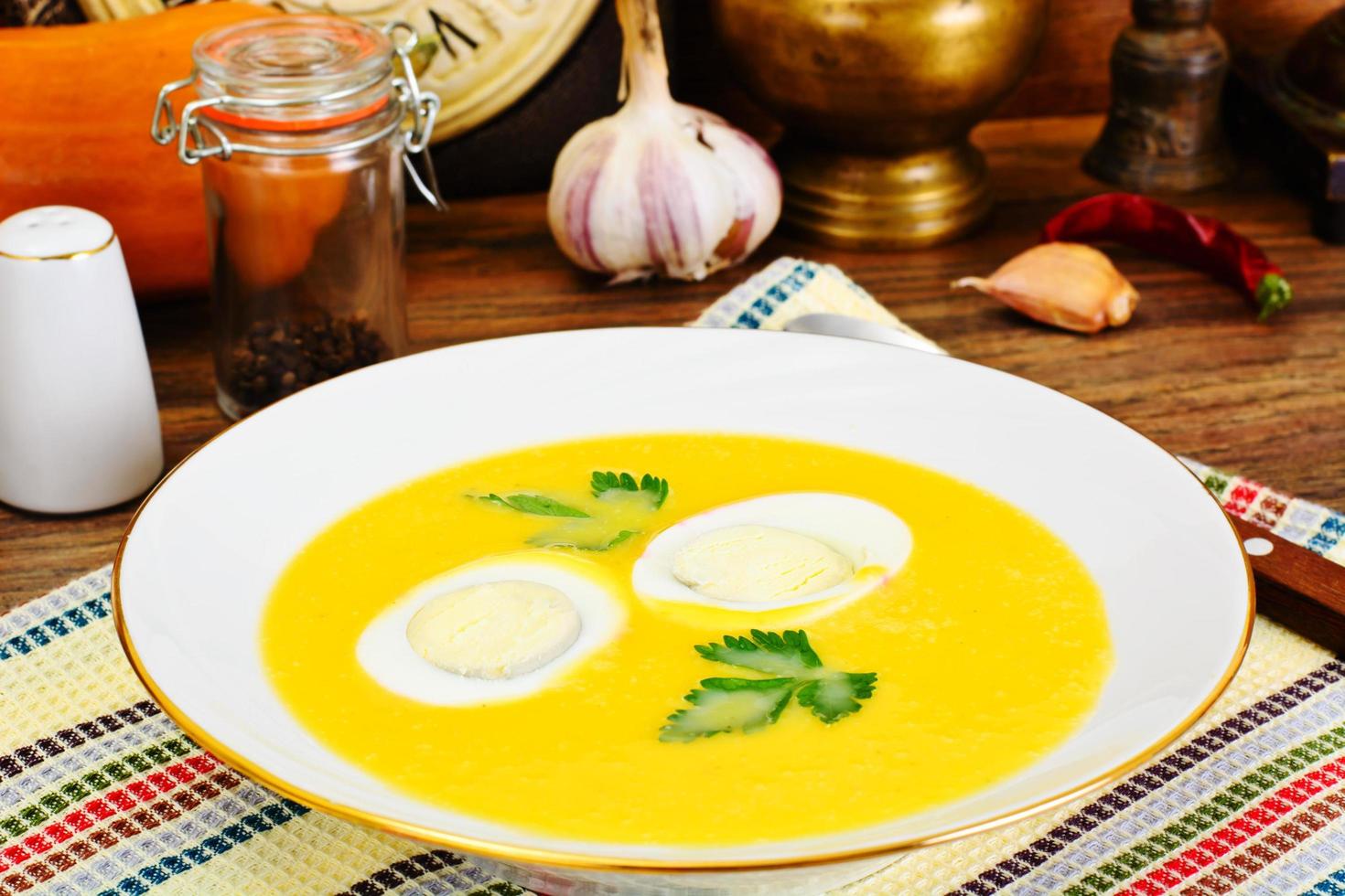 Karotten-Kürbis-Sahne-Suppe mit Ei-Diät-Essen foto