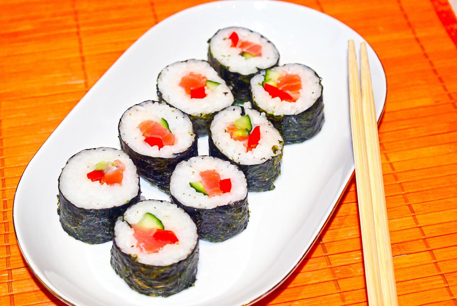 leckeres Sushi-Set mit Avocado und Forelle. foto