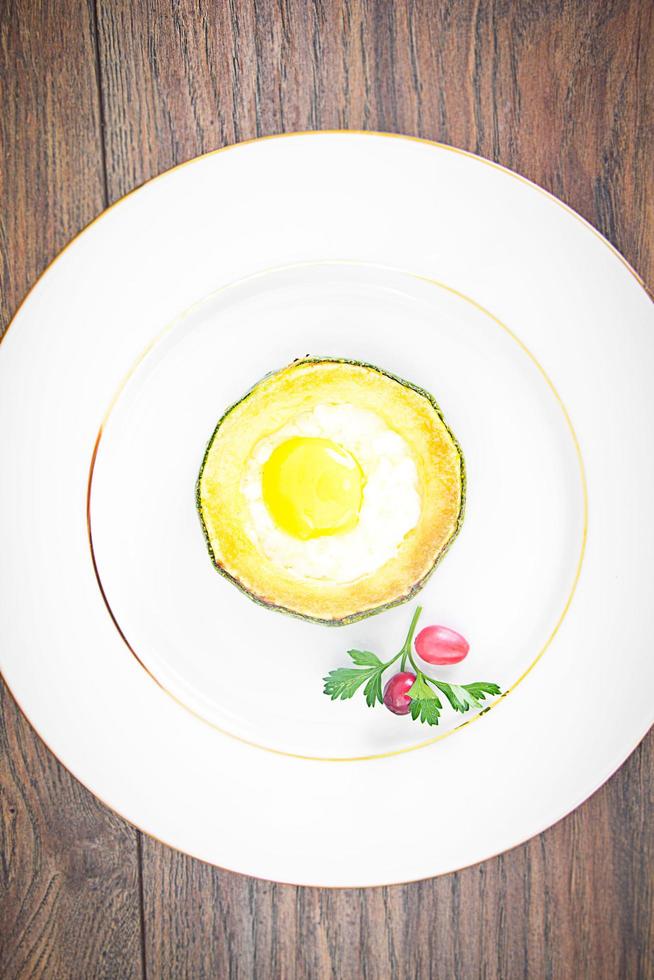 Diätfrühstück. Rührei mit Zucchini foto