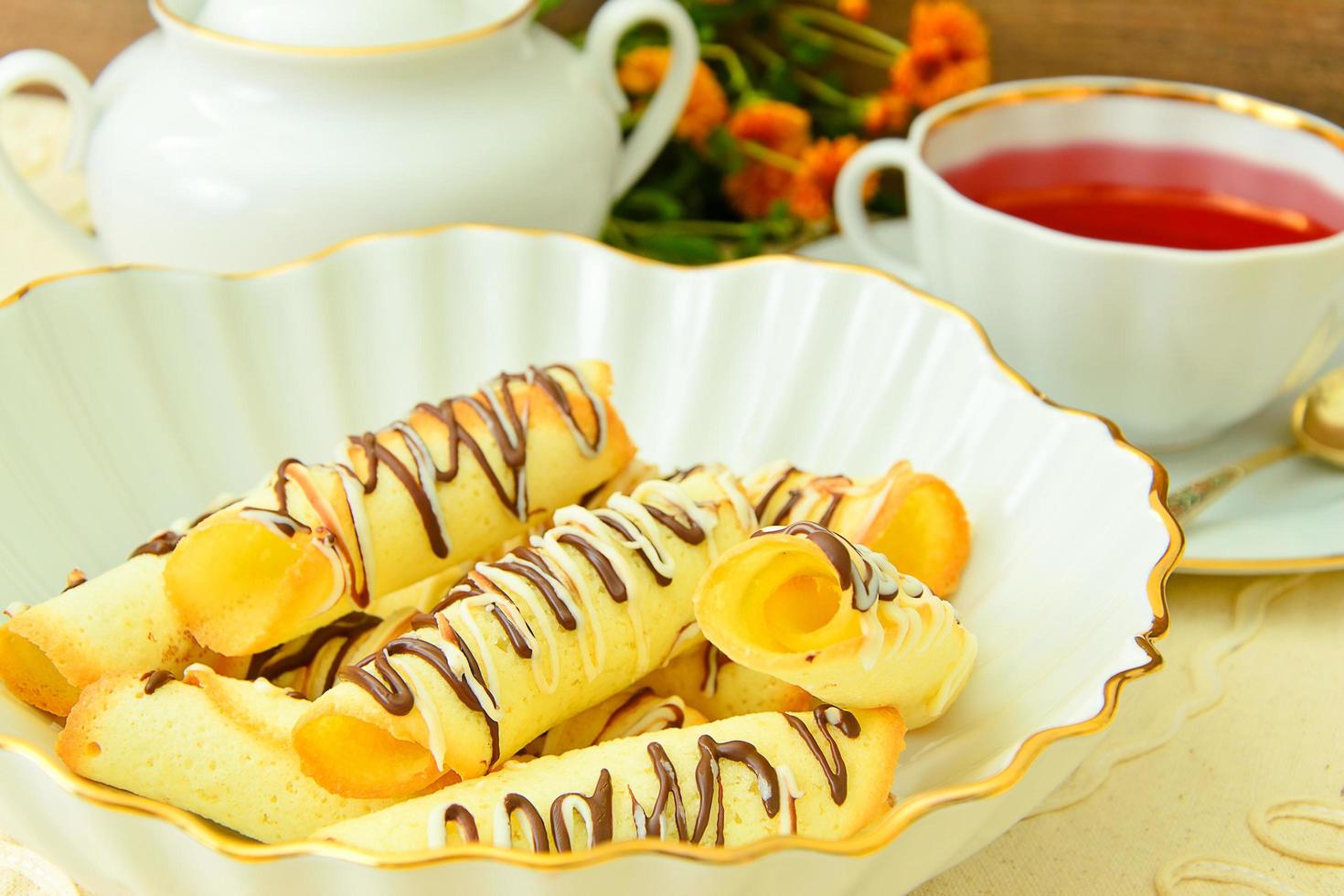 leckere Zuckerweihnachtsplätzchen mit Schokolade. foto