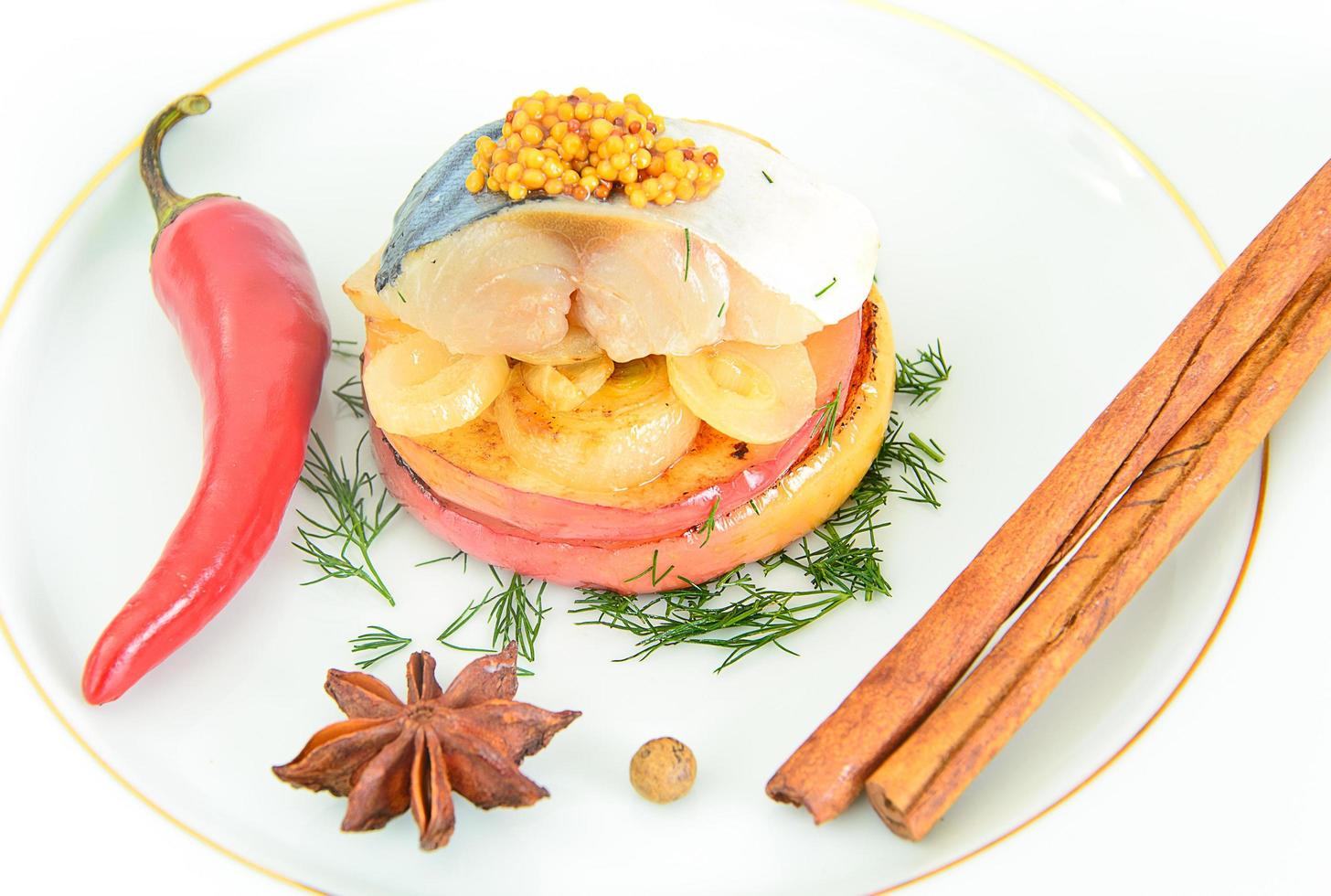 salzmarinierte Makrele mit Apfel und Zwiebel. foto