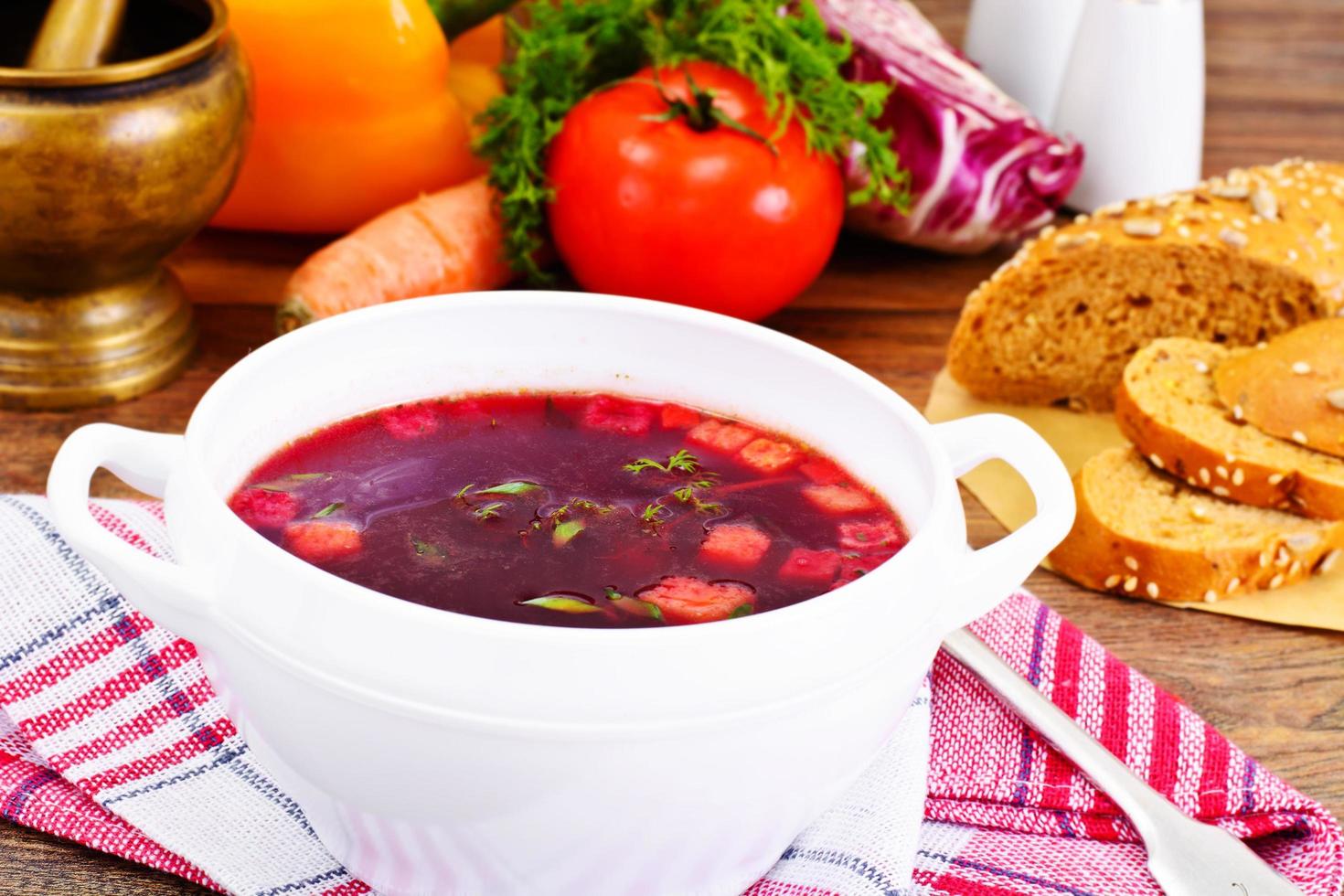 gesundes Essen. Suppe mit Rüben, Tomaten und Gemüse foto