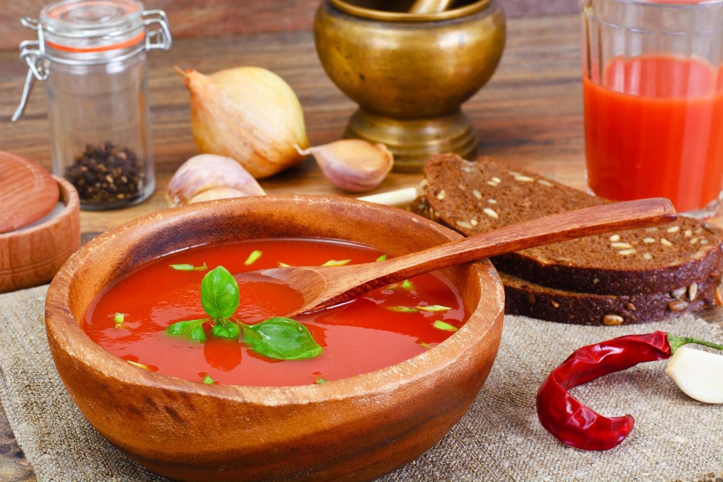 Tomatensuppe im Teller. nationale italienische küche foto