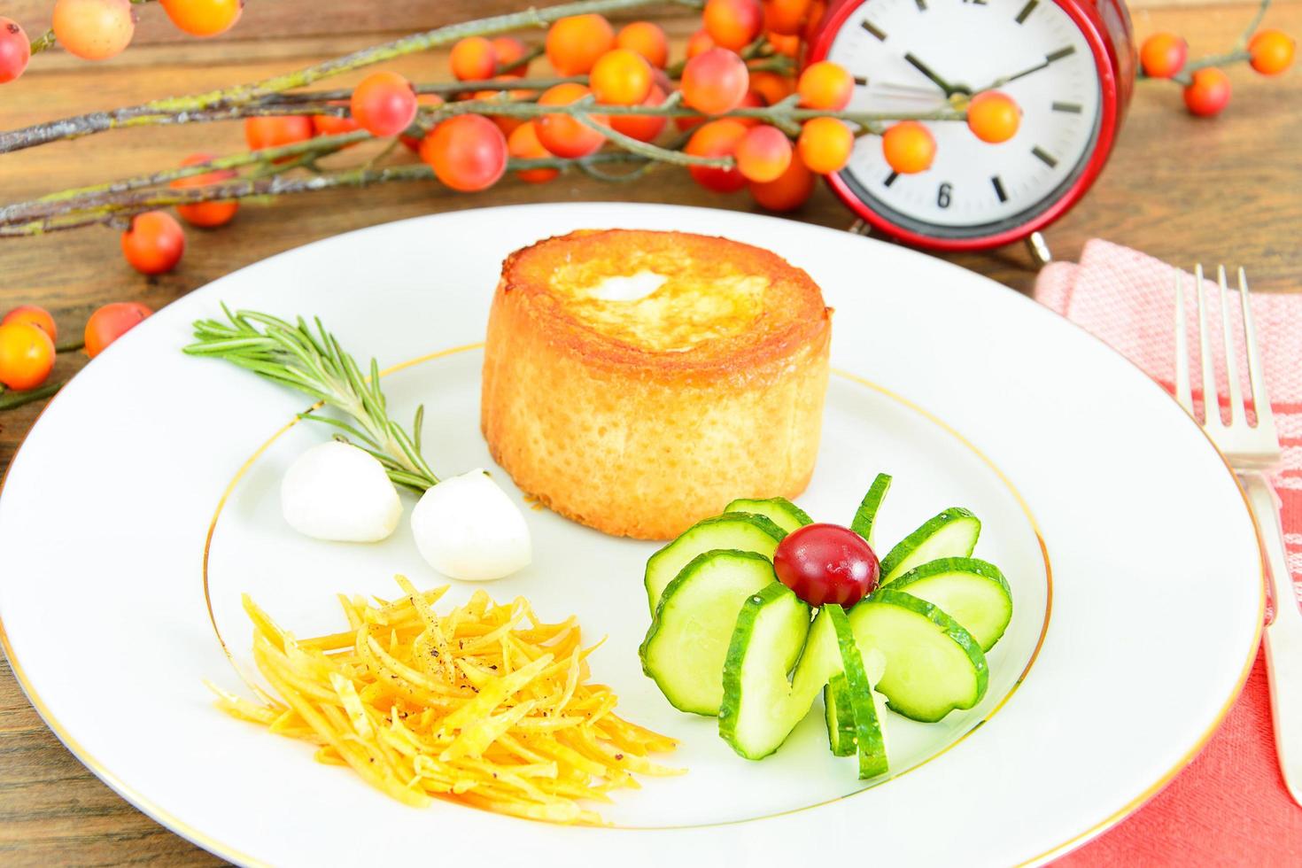 Ernährung und gesunde Ernährung. Frühstück mit Eiern in Fondant-Baguette foto