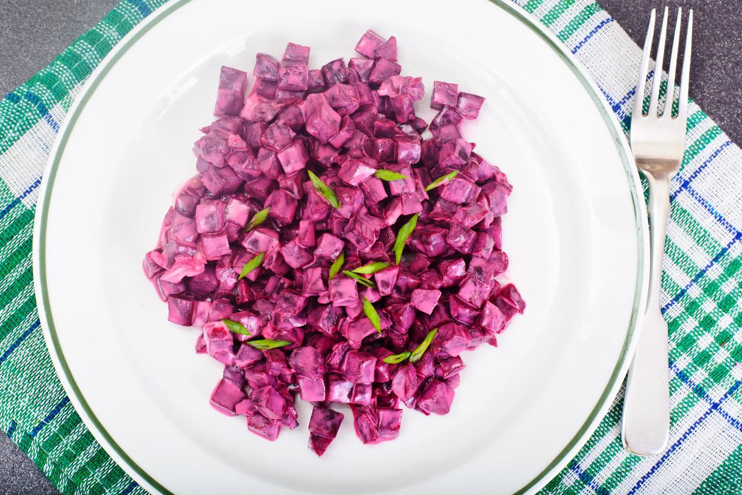 Salat aus gekochten Rüben mit Joghurt foto