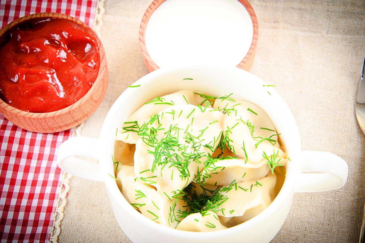 leckere hausgemachte Teigtaschen, russische Pelmeni foto