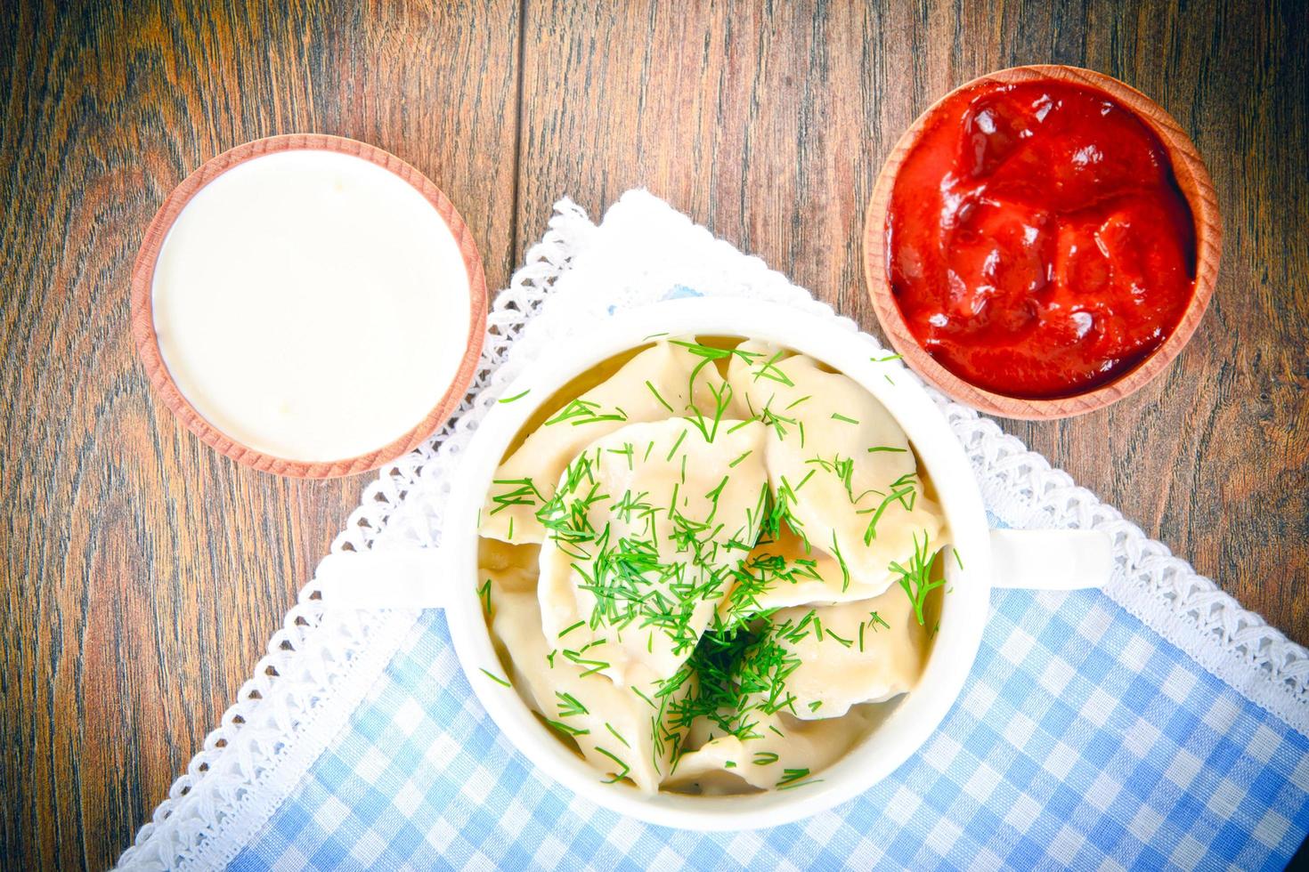 leckere hausgemachte Teigtaschen, russische Pelmeni foto