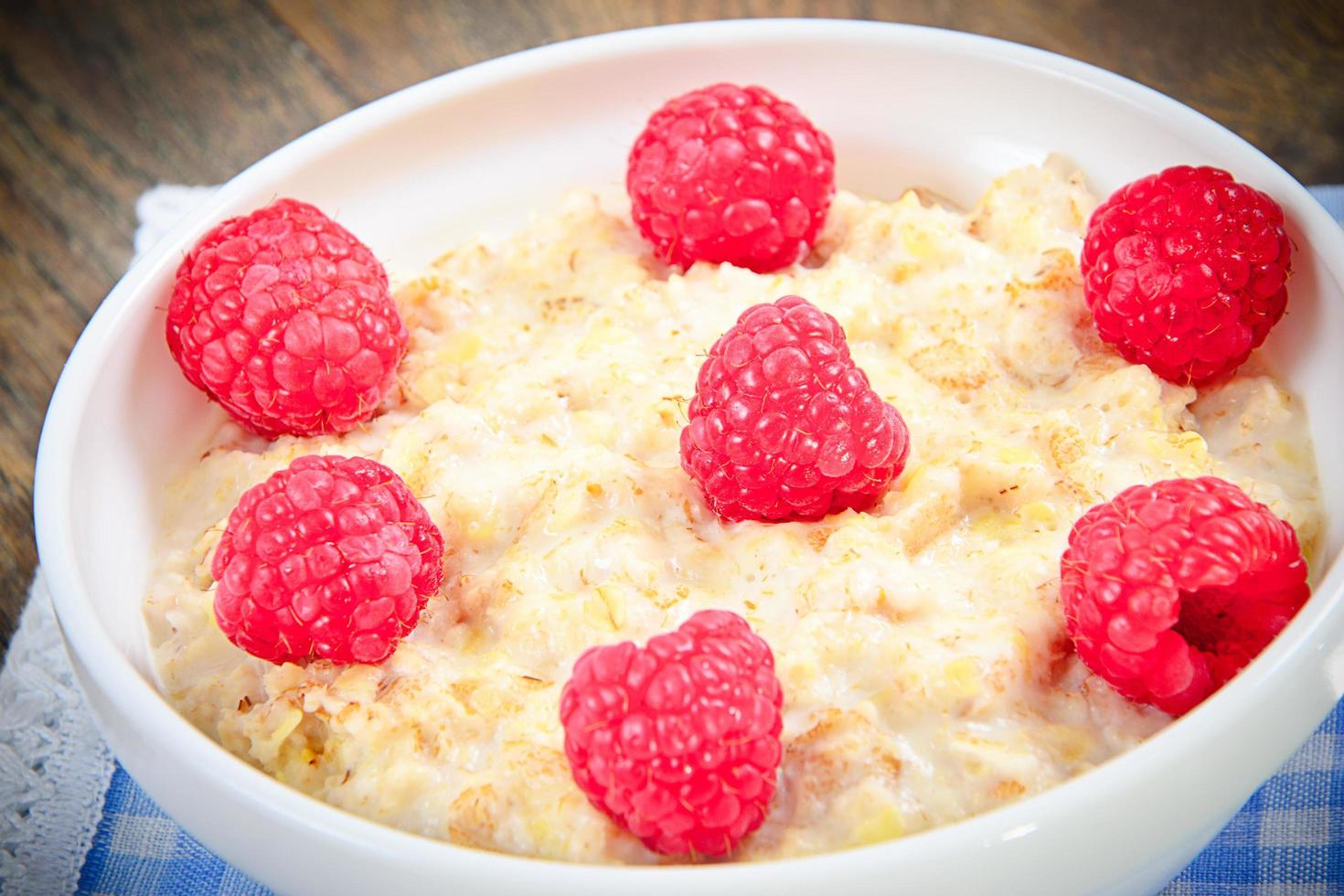 Haferflocken mit Himbeeren. klassisches englisches Frühstück foto