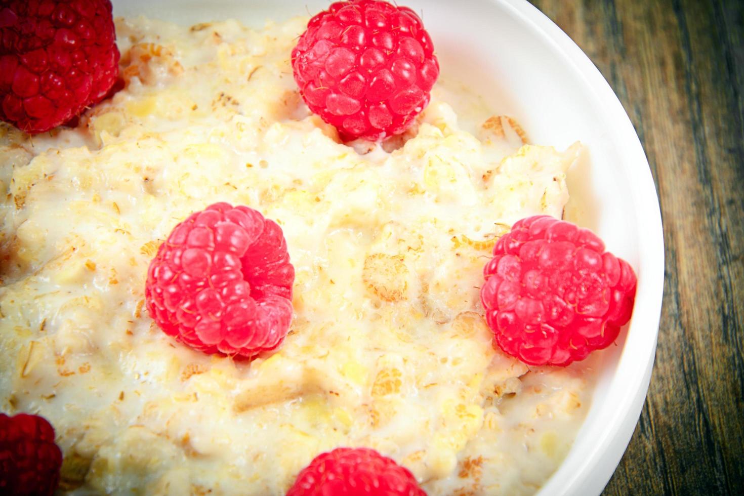 Haferflocken mit Himbeeren. klassisches englisches Frühstück foto