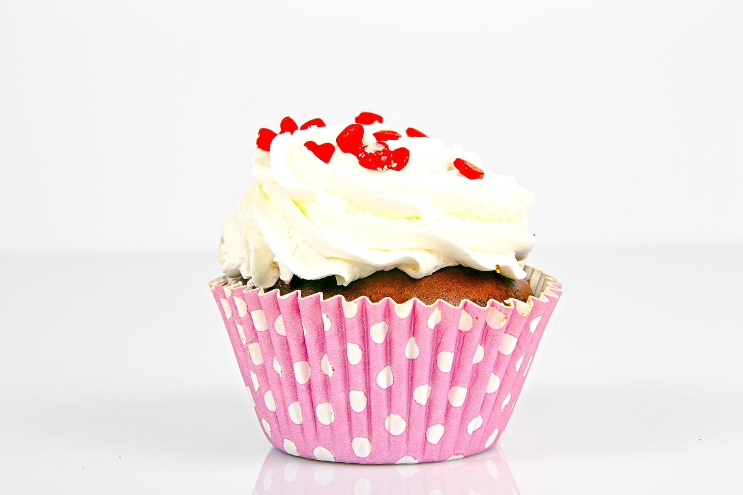 Kuchen mit Sahne, Cupcake auf weißem Hintergrund. foto