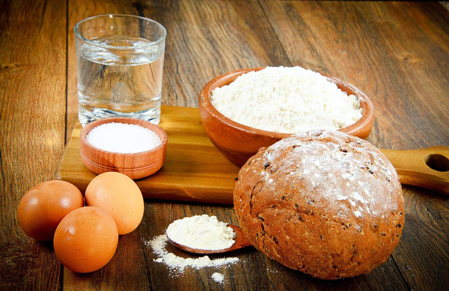 Brot, Mehl, Ei und Wasser. Backen foto