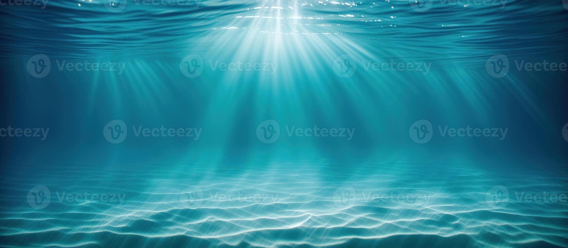 Strahlen von das Sonne unter Wasser Oberfläche Banner foto