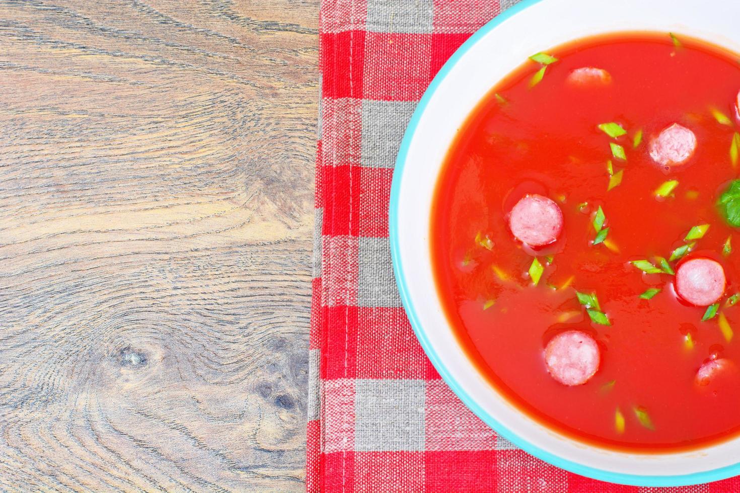 Tomatensuppe im Teller. nationale italienische küche foto