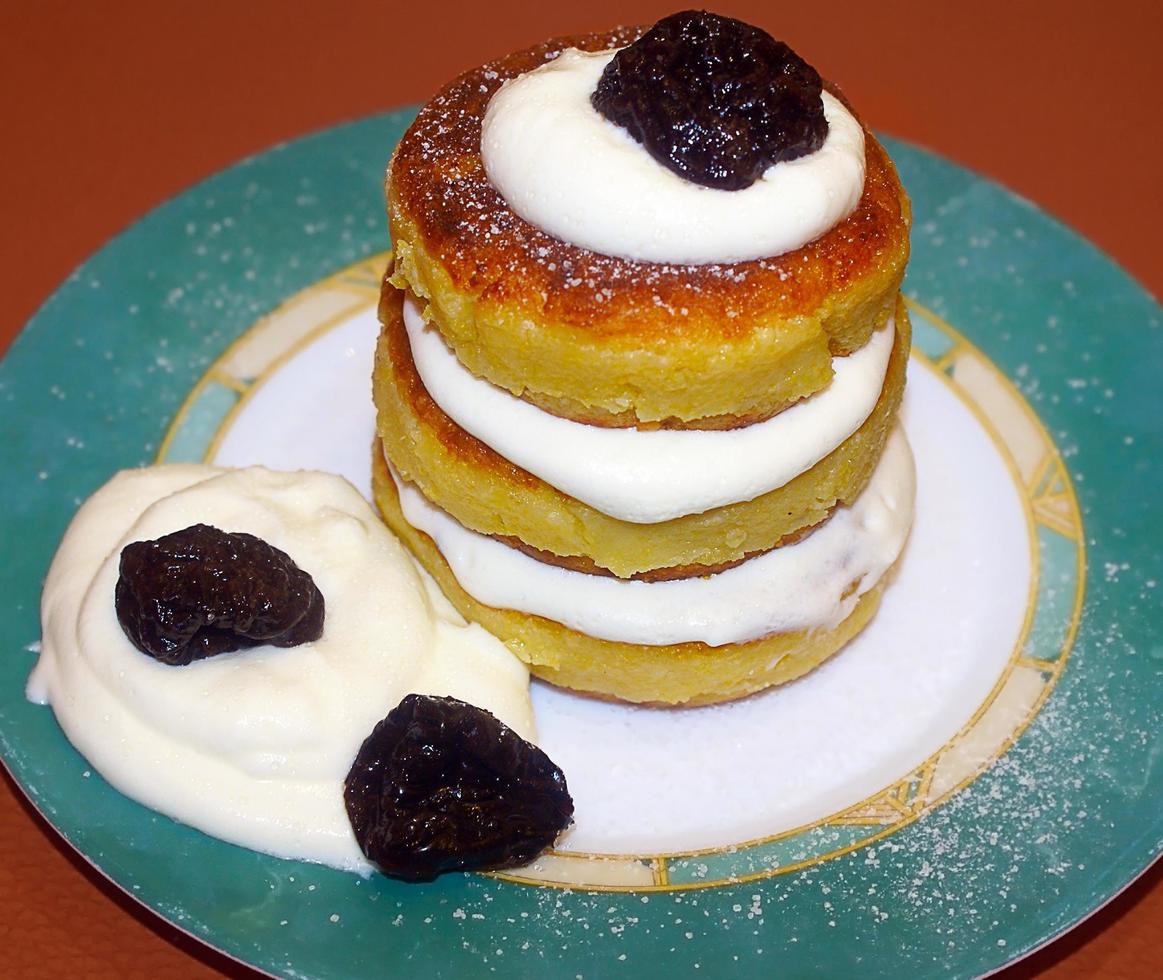 leckerer Käsekuchen mit Pflaumen und Sauerrahm gebacken. foto