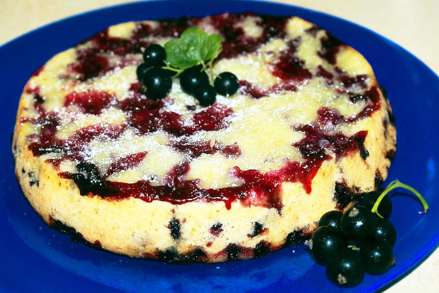 leckerer Kuchen mit schwarzen Johannisbeeren. foto