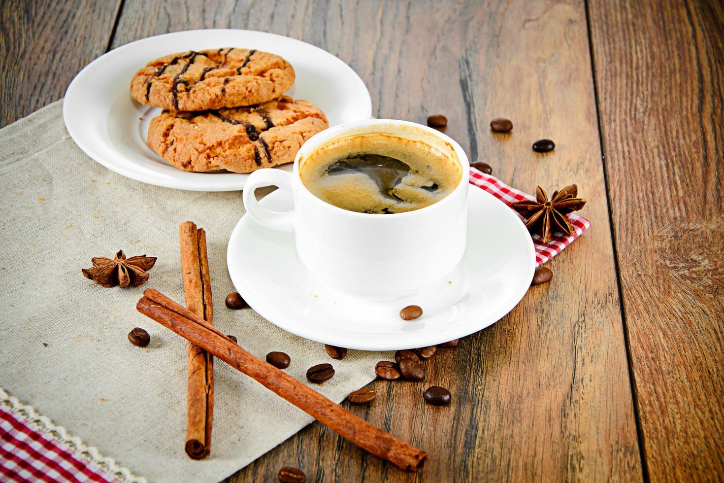 Kaffee mit Bäckerei auf holzigem Retro-Hintergrund foto