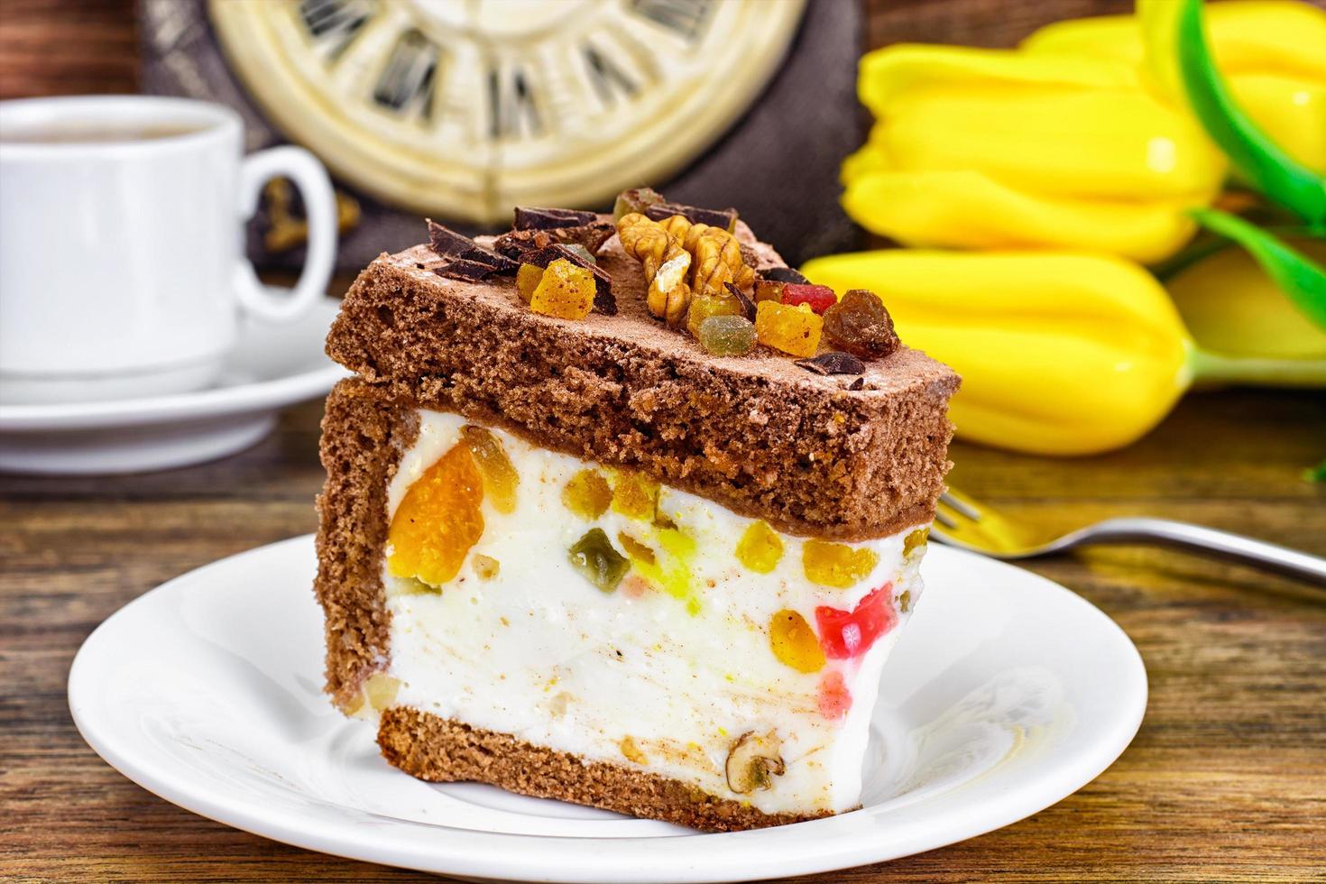 hausgemachte Kuchen. Quark-Gelee-Kuchen auf Teller foto