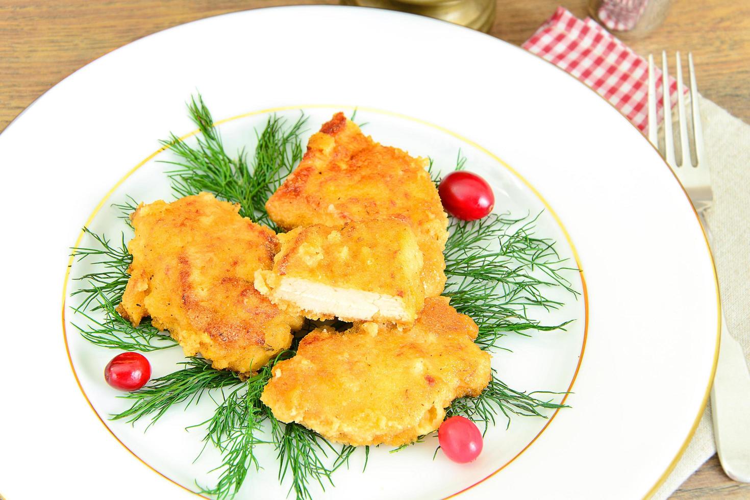 paniertes Hühnerfilet mit Kräutern und Preiselbeeren. foto