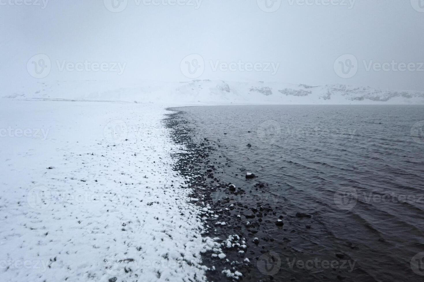 schwarz und Weiß reynisfjara vulkanisch Strand mit Basalt Skulptur Säulen erziehen oben von das Meer. Island, Europa. foto