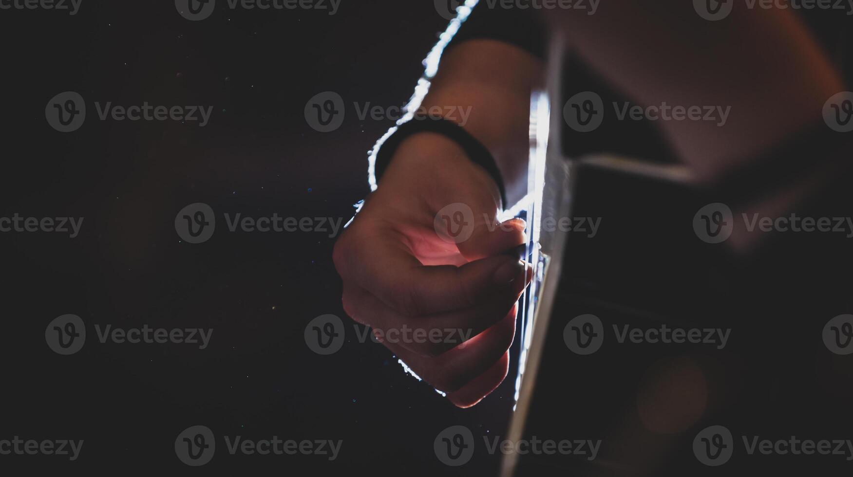 spielen klassisch Gitarre. selektiv Fokus. foto