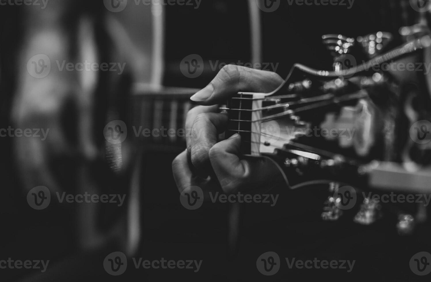 spielen klassisch Gitarre. selektiv Fokus. foto