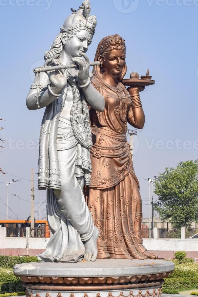 groß Statue von Herr Radha krishna in der Nähe von Delhi International Flughafen, Delhi, Indien, Herr krishna und Radha groß Statue berühren Himmel beim Main Autobahn Mahipalpur, Delhi foto