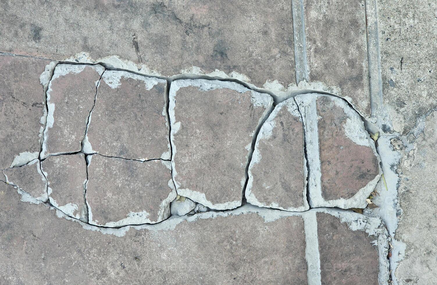 Nahaufnahme. geknackt Zement Fußboden Textur. Straße Oberfläche oder Gehweg foto