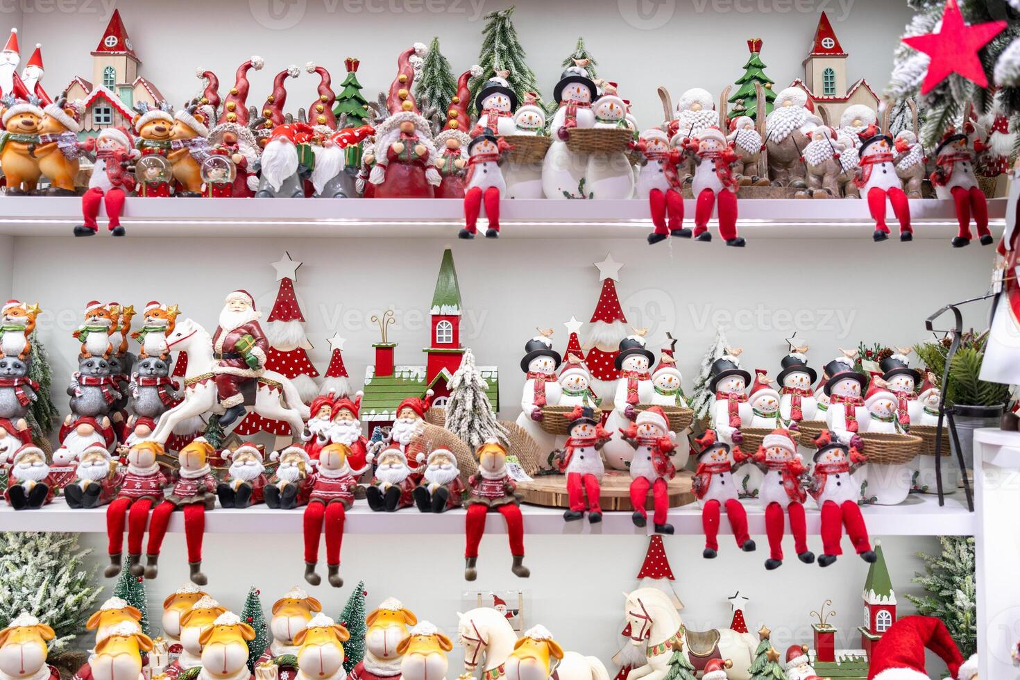 Weihnachten Geschenke und Dekor angezeigt auf Regale im Geschäft foto