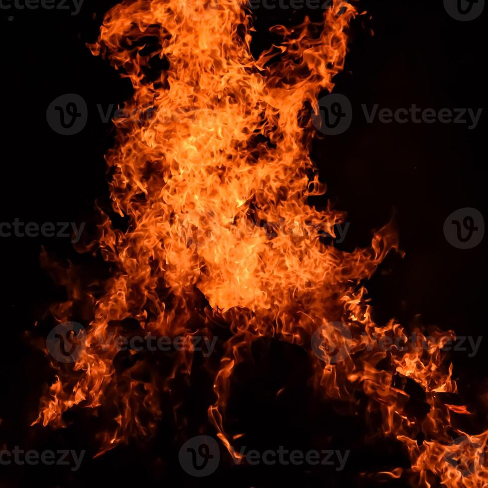 feuerflammen auf schwarzem hintergrund, lodernder feuerflammentexturhintergrund, schön, das feuer brennt, feuerflammen mit holz und kuhdunglagerfeuer foto