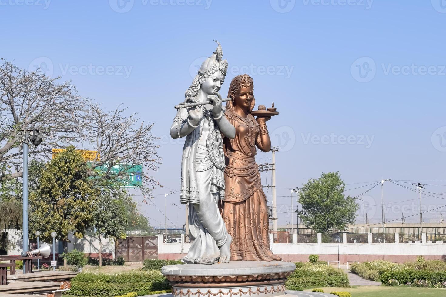 groß Statue von Herr Radha krishna in der Nähe von Delhi International Flughafen, Delhi, Indien, Herr krishna und Radha groß Statue berühren Himmel beim Main Autobahn Mahipalpur, Delhi foto